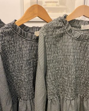 Blusa de cuello redondo con fruncido