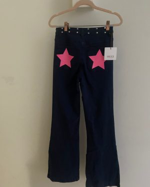 Vaqueros de campana con estrellas rosa