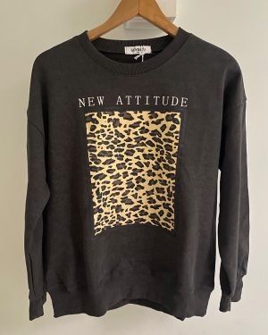 Sudadera negra de cuello redondo