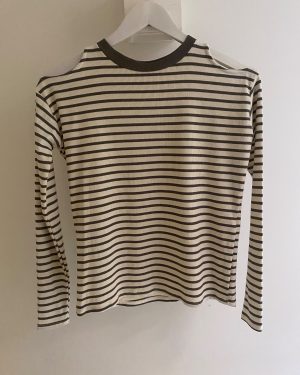 Camiseta Invierno cut out con rayas gris