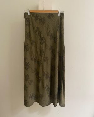Falda midi de color verde